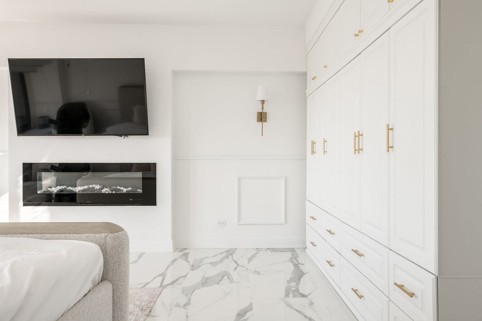 175 East Delaware Place, Unit 580102 Chicago, IL 60611 - Photo 15 of 33 a view of living room with furniture and flat screen tv