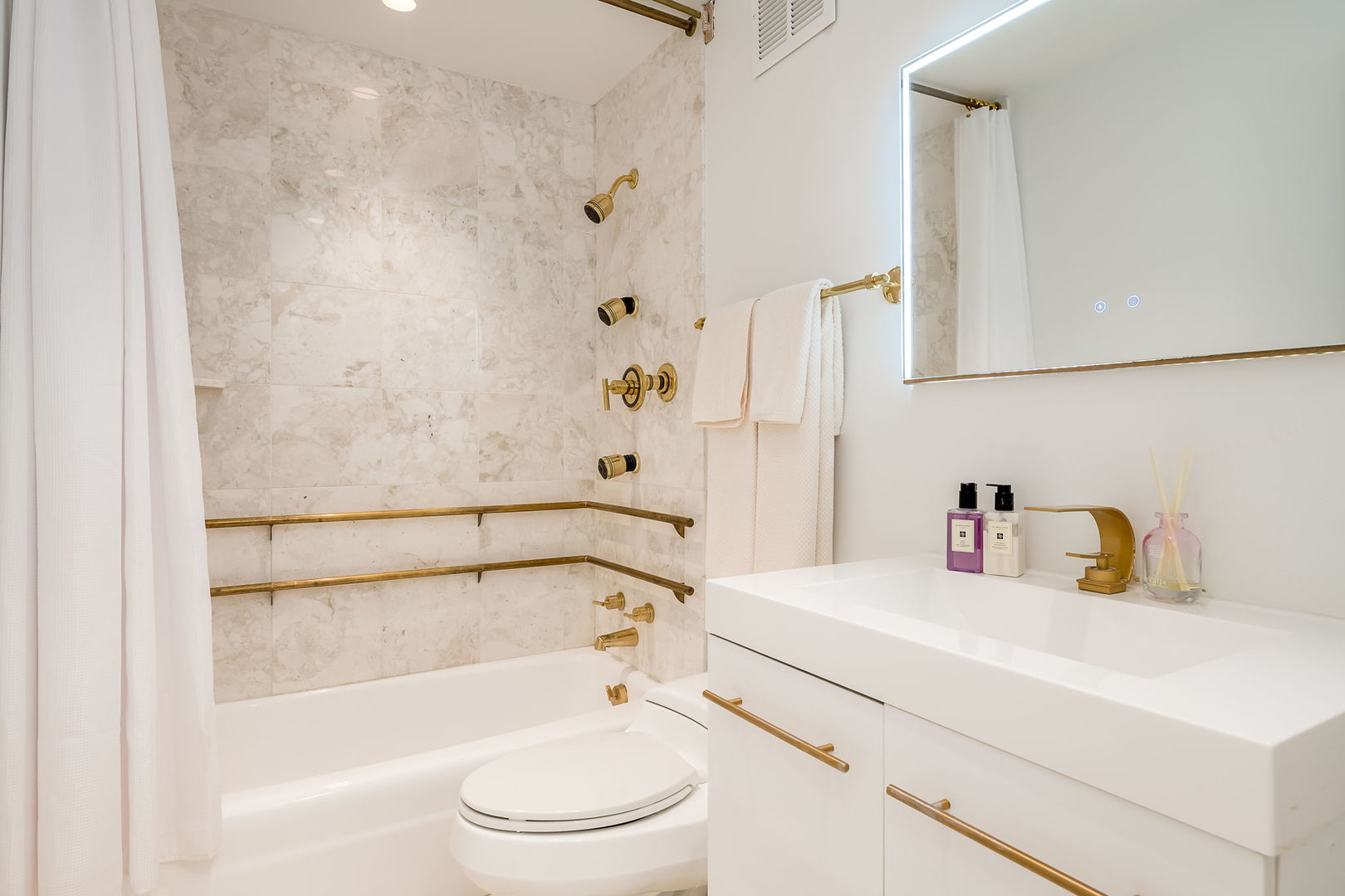 175 East Delaware Place, Unit 580102 Chicago, IL 60611 - Photo 26 of 33 a bathroom with a bathtub and a shower