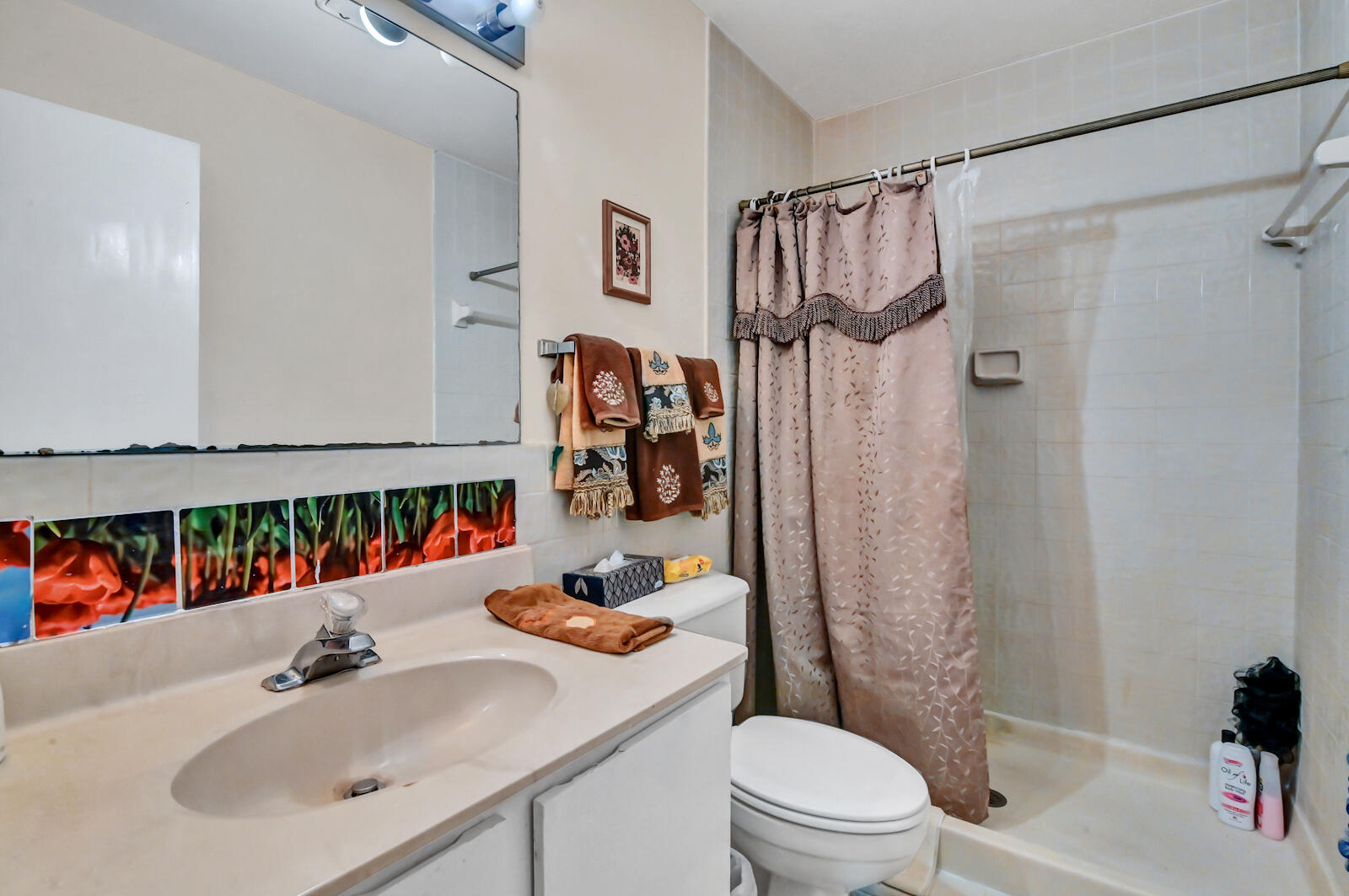 2291 Linton Ridge Circle, Unit B12 Delray Beach, FL 33444 - Photo 15 of 17 15 Bathroom 01