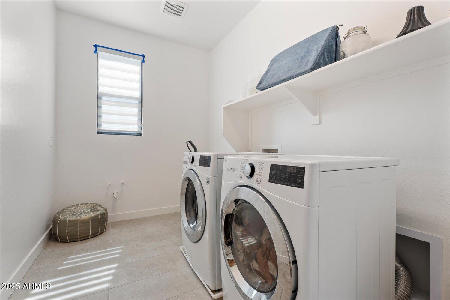 816 East Monte Way Phoenix, AZ 85042 - Photo 27 of 35 a view of livingroom with washer and dryer