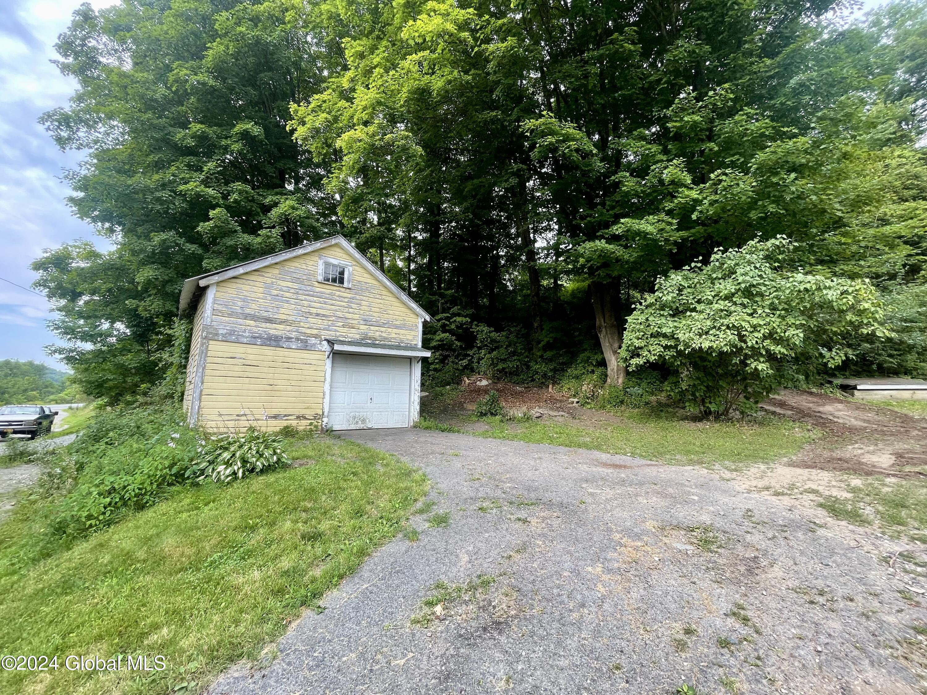 15 Prouty Road Hampton, NY 12837 - Photo 26 of 28 Garage