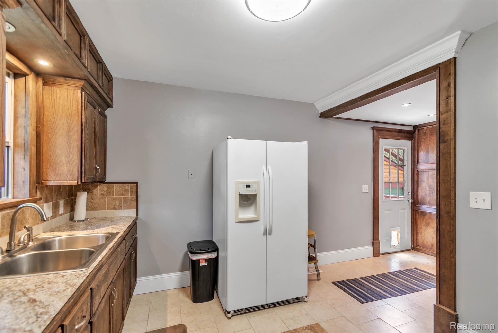 3859 Mapleleaf Road Waterford, MI 48328 - Photo 10 of 39 12-3859 Mapleleaf-WindowStill-Real-.jpg