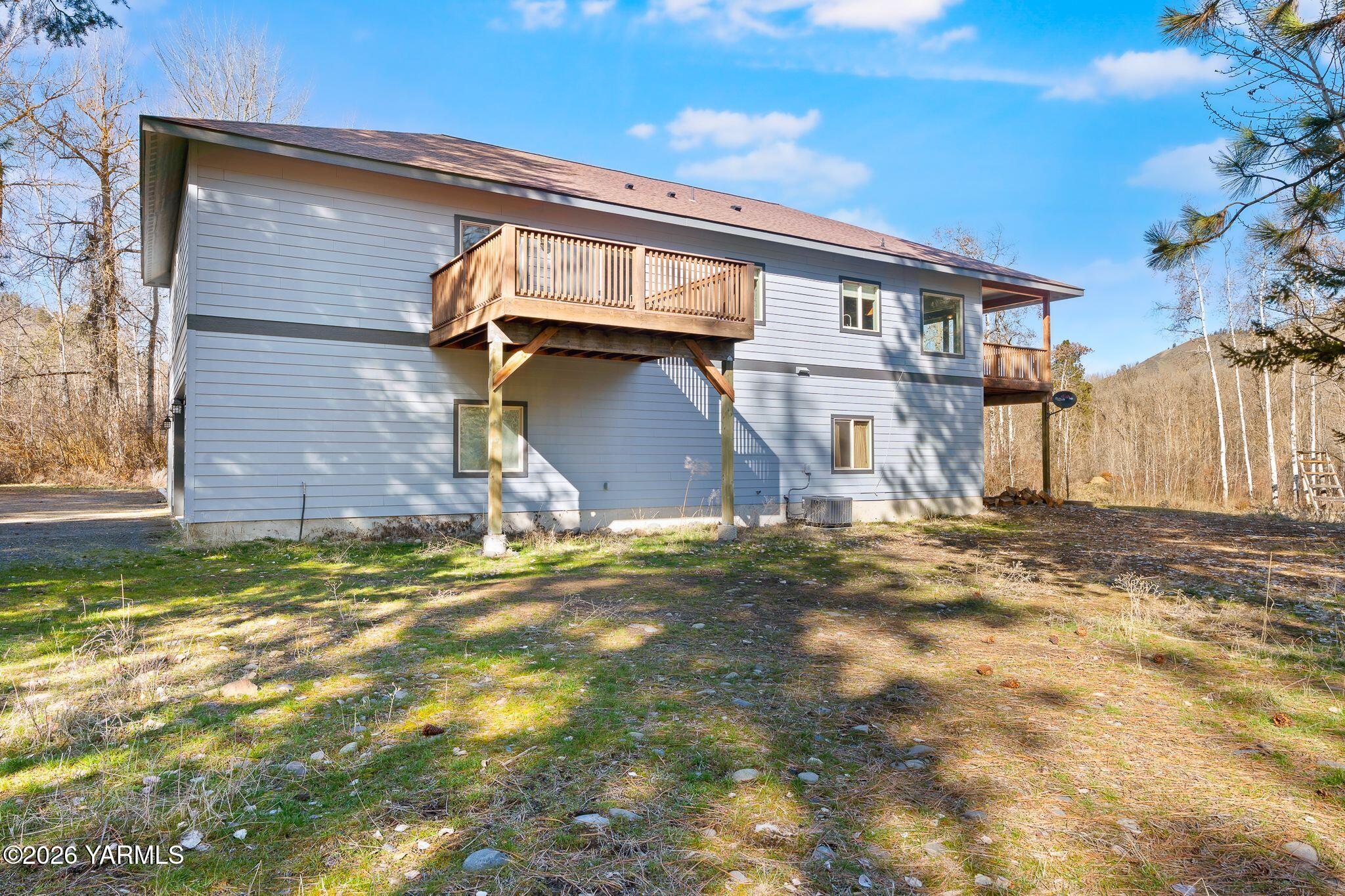 1575 Nile Road Naches, WA 98937 - Photo 41 of 51 a view of a house with backyard and a tree