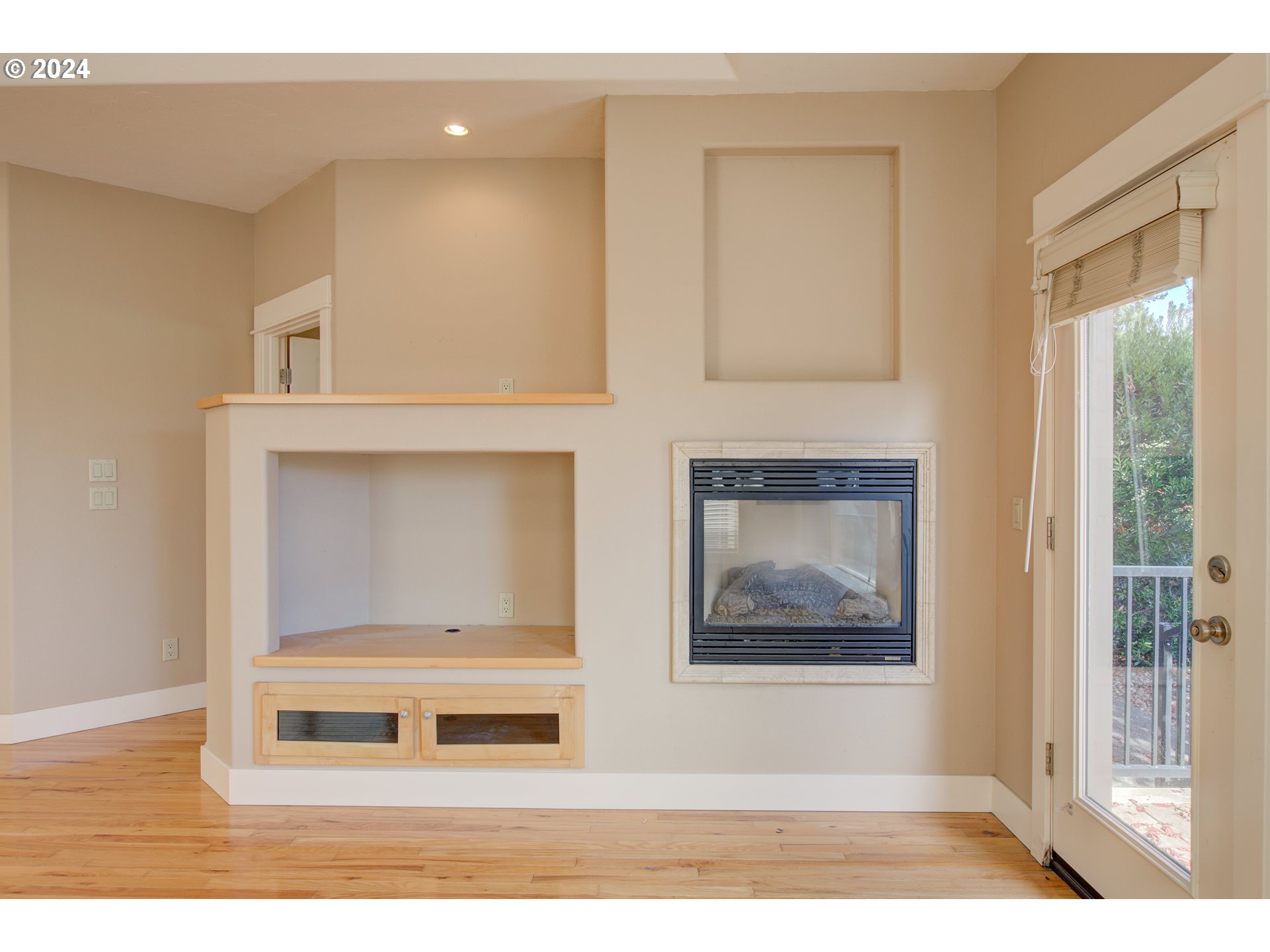 436 Backwater Loop Sutherlin, OR 97479 - Photo 11 of 46 a black and white photo of a living room