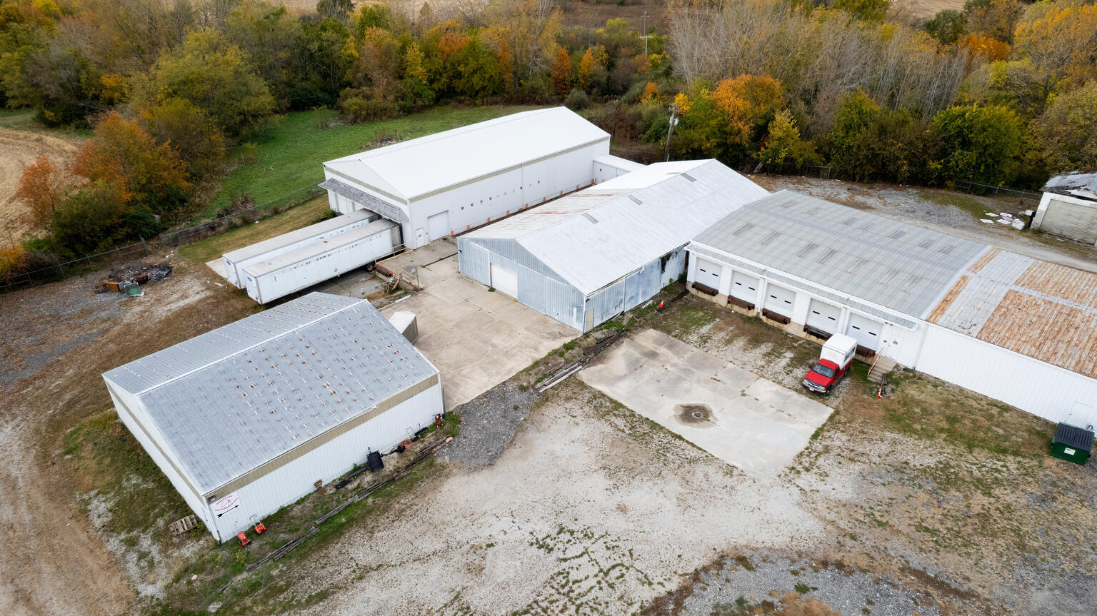 2627 Highway 121 Decatur, IL 62526 - Photo 10 of 13 a view of a sitting area with furniture