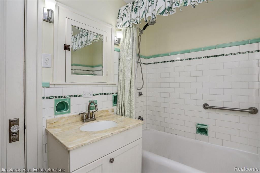 328 Fisher Road Grosse Pointe Farms, MI 48230 - Photo 19 of 24