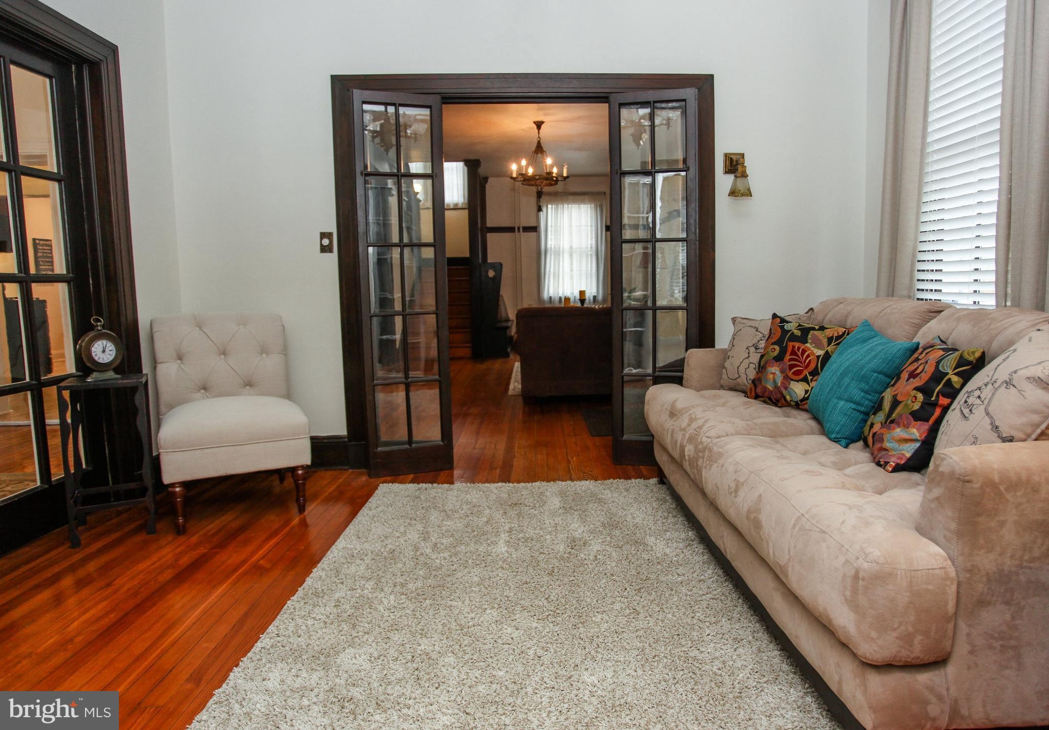 510 Old Orchard Road Baltimore, MD 21229 - Photo 4 of 30 Living Room