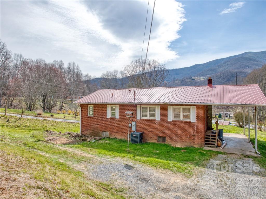 208 Balsam Ridge Road Waynesville, NC 28786 - Photo 2 of 25 a front view of a house with garden