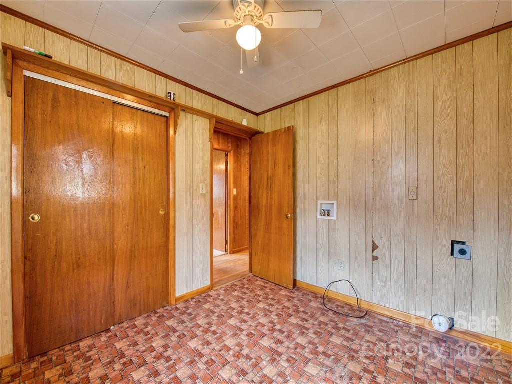 208 Balsam Ridge Road Waynesville, NC 28786 - Photo 23 of 25 a bathroom with a shower and a curtain