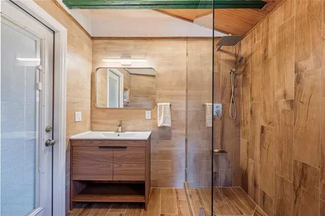 a view of a house with porch and garden