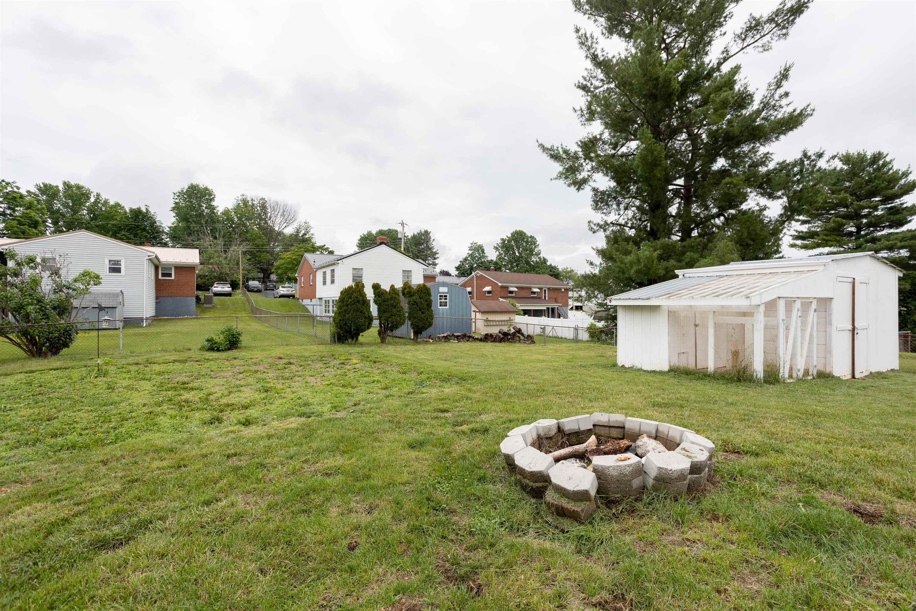 211 George Street Staunton, VA 24401 - Photo 34 of 37 a view of a backyard with table and chairs