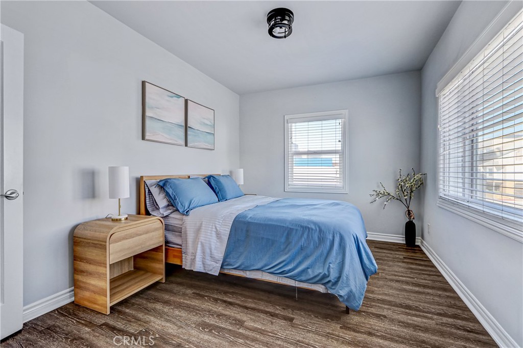 230 40th Street, Unit 1 Manhattan Beach, CA 90266 - Photo 13 of 19 a bedroom with a bed and a window