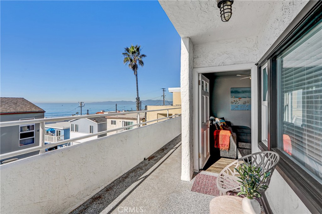 230 40th Street, Unit 1 Manhattan Beach, CA 90266 - Photo 4 of 19 a living room with a couch