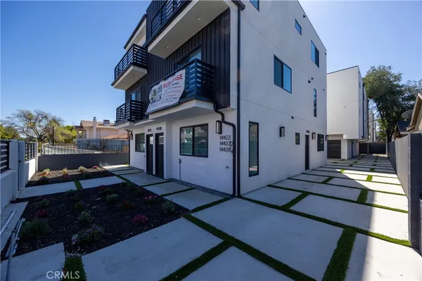 $4,487 | 14422 Tiara Street, Unit 1/2, Van Nuys, CA 91401