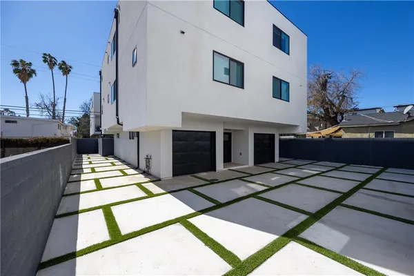 $4,487 | 14422 Tiara Street, Unit 1/2, Van Nuys, CA 91401