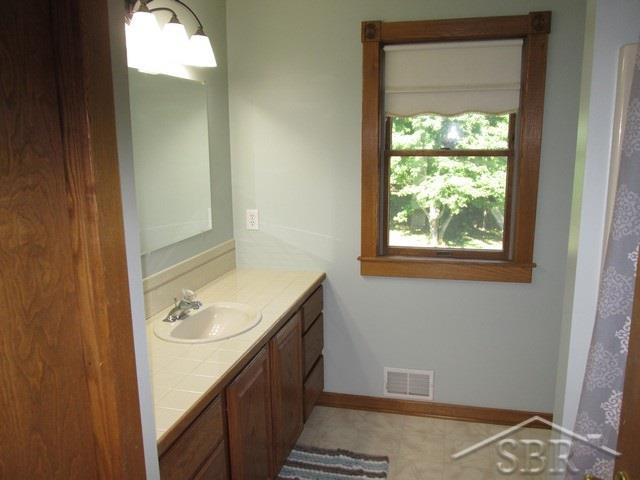 495 North Gleaner Road Saginaw, MI 48609 - Photo 12 of 13 Main Bath
