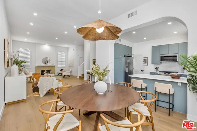 $4,595 | 14234 Dickens Street, Unit 2, Sherman Oaks, CA 91423