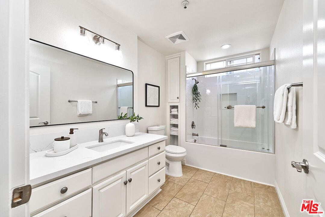 5132 West Maplewood Avenue, Unit 106 Los Angeles, CA 90004 - Photo 14 of 20