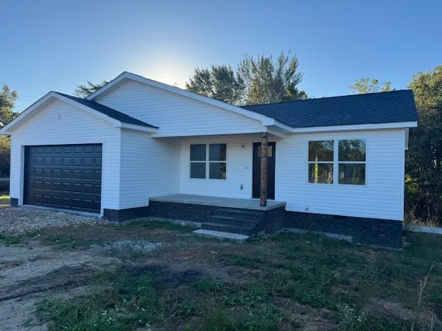 a view of front of a house with a yard
