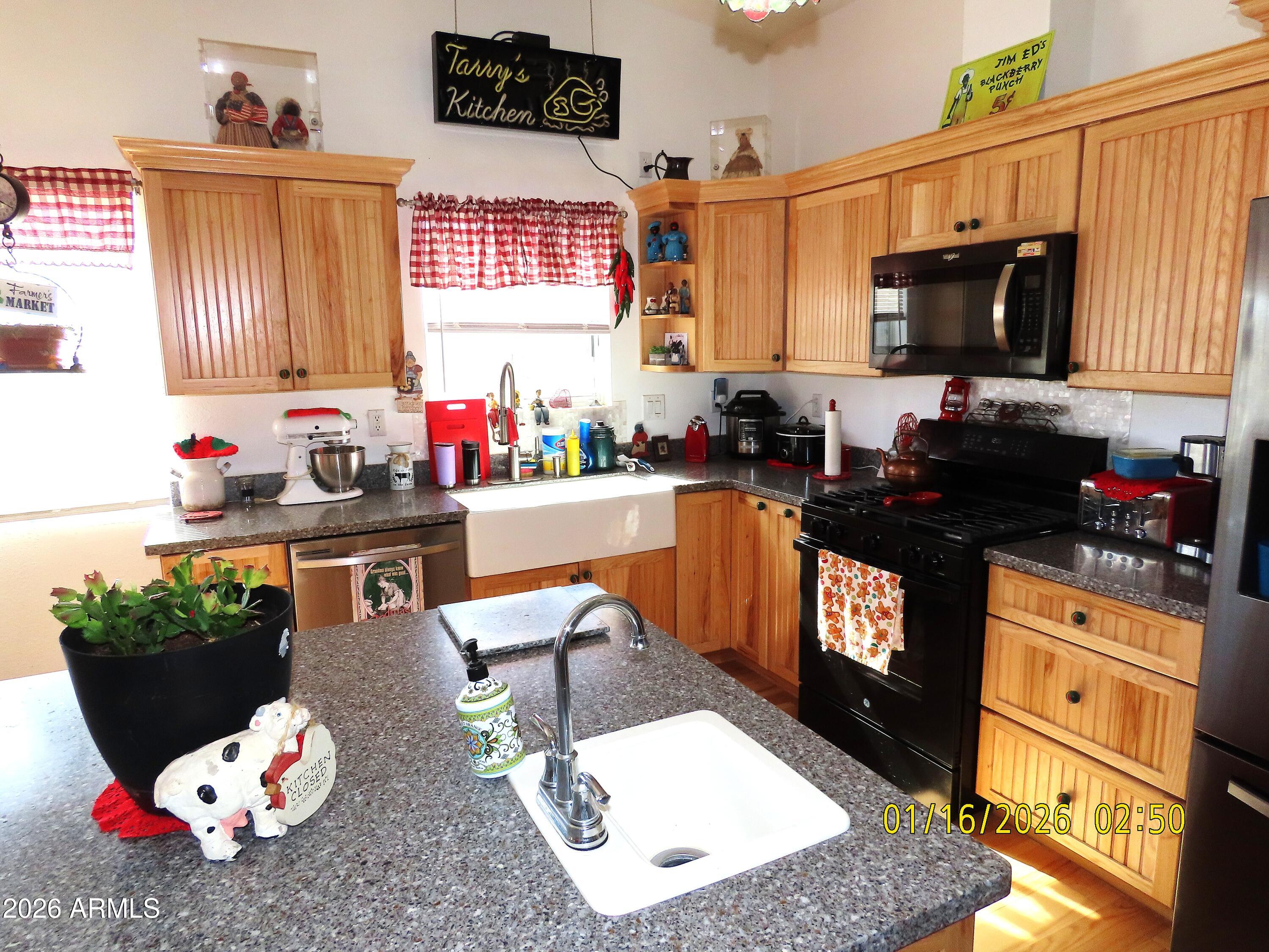 311 North Saddle Vista Road Benson, AZ 85602 - Photo 19 of 36 a kitchen with a stove a microwave and a dining table