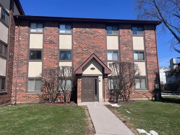$1,725 | 417 Berkshire Drive, Unit 36, Crystal Lake, IL 60014