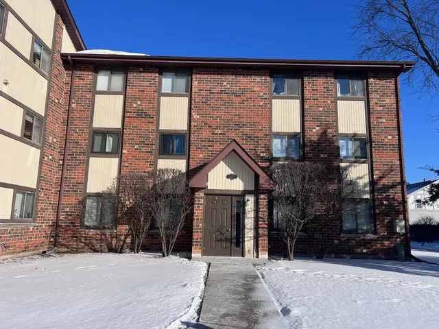 $1,725 | 417 Berkshire Drive, Unit 36, Crystal Lake, IL 60014