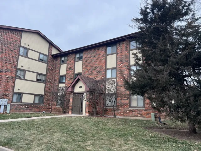 $1,725 | 417 Berkshire Drive, Unit 36, Crystal Lake, IL 60014