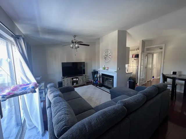 $1,725 | 417 Berkshire Drive, Unit 36, Crystal Lake, IL 60014