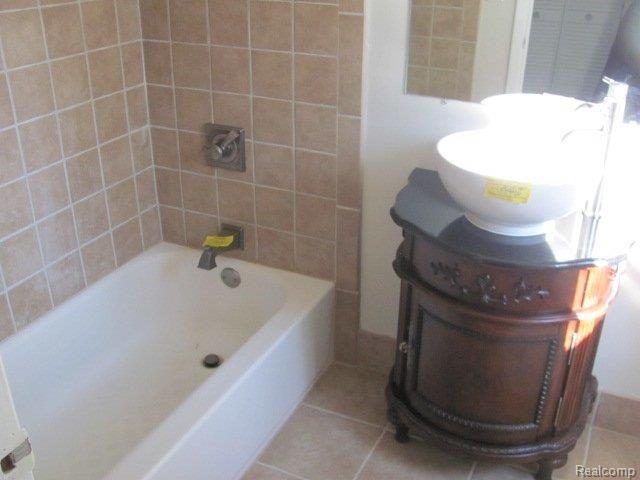 18604 Davidson Road Fraser, MI 48026 - Photo 7 of 10 2013-02-13 06.05.16.jpg