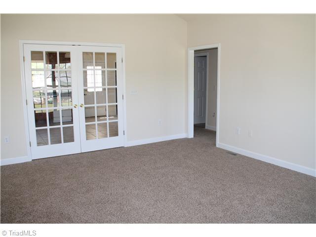 424 Macedonia Way High Point, NC 27260 - Photo 4 of 11 Living Room.