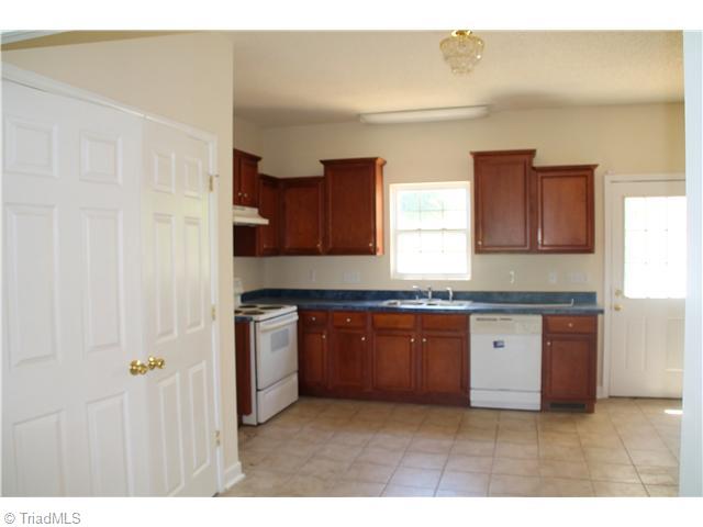 424 Macedonia Way High Point, NC 27260 - Photo 5 of 11 Kitchen.