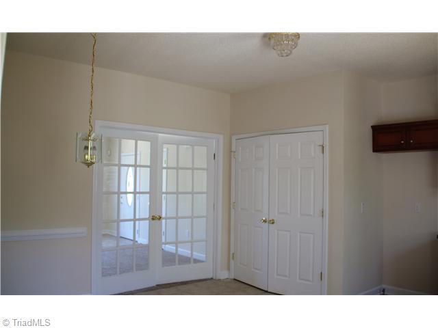 424 Macedonia Way High Point, NC 27260 - Photo 6 of 11 Kitchen.