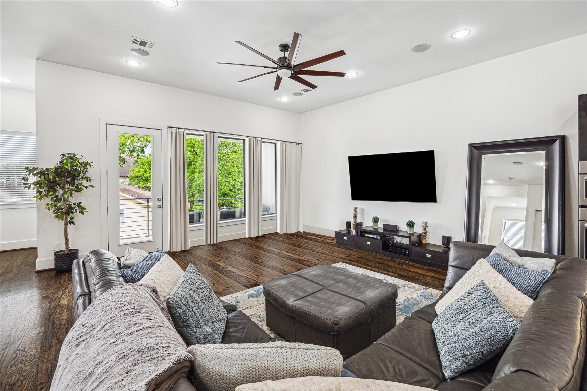1505 Detering Street Houston, TX 77007 - Photo 14 of 27 a living room with furniture flat screen tv and a large window