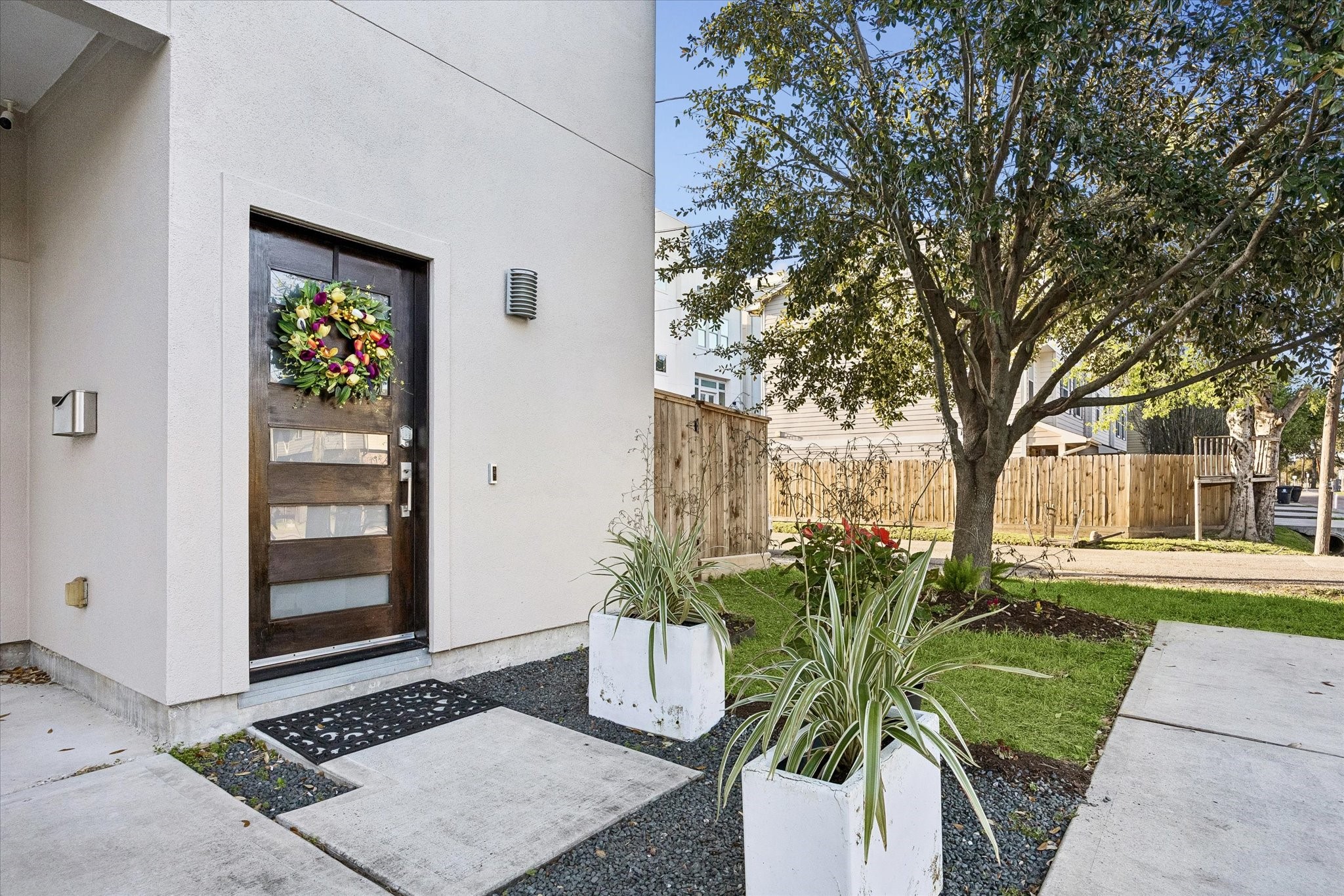 1505 Detering Street Houston, TX 77007 - Photo 2 of 27 a view of a flower in front of a house