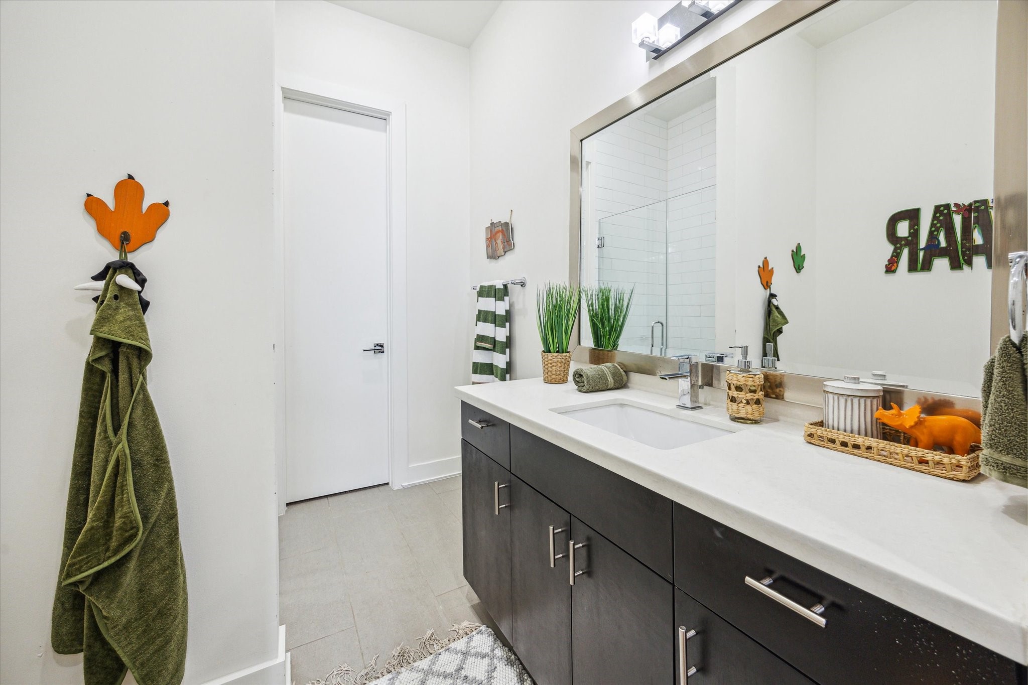 1505 Detering Street Houston, TX 77007 - Photo 22 of 27 a bathroom with a sink and a mirror
