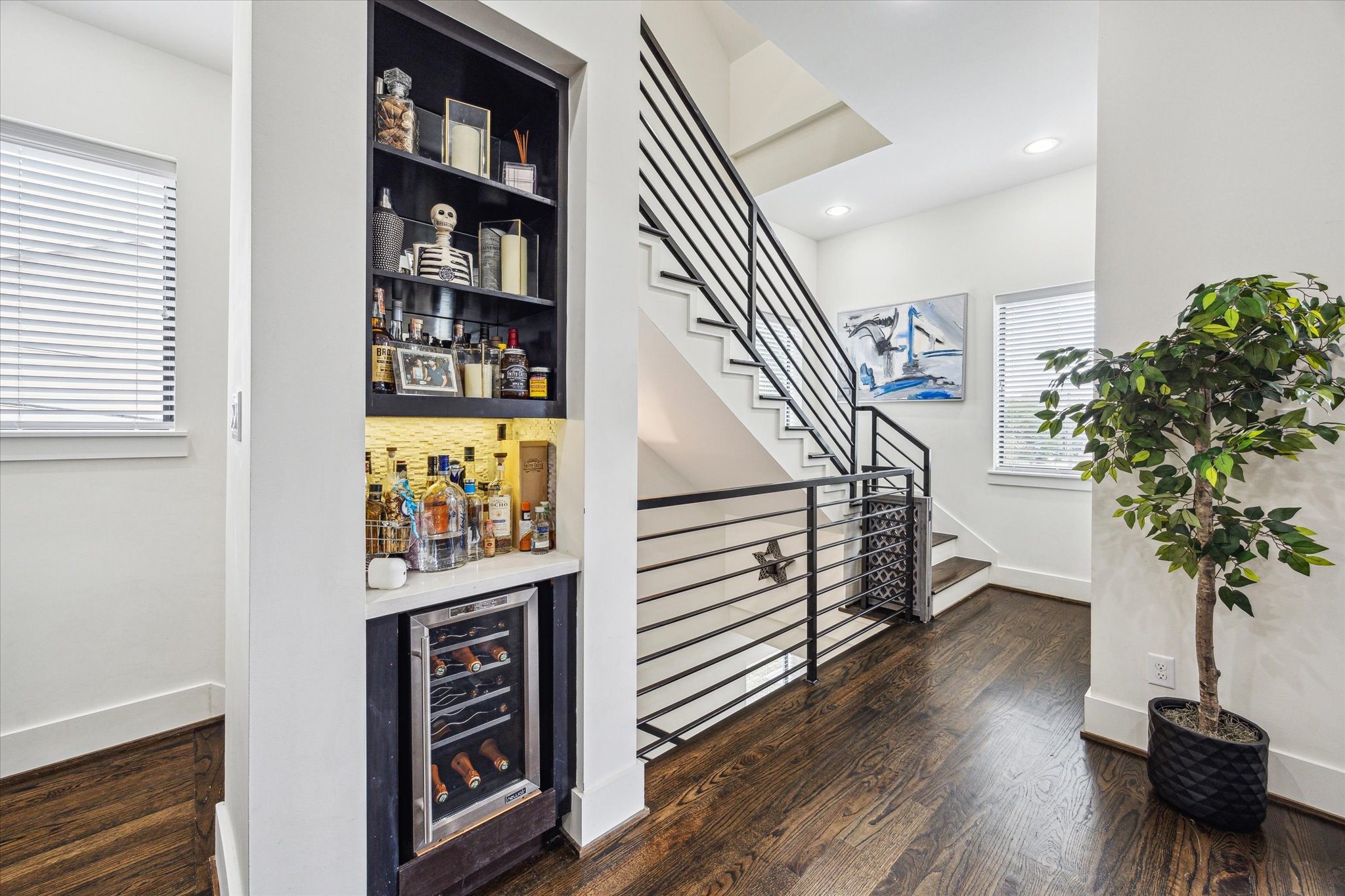1505 Detering Street Houston, TX 77007 - Photo 9 of 27 a living room with furniture and a potted plant