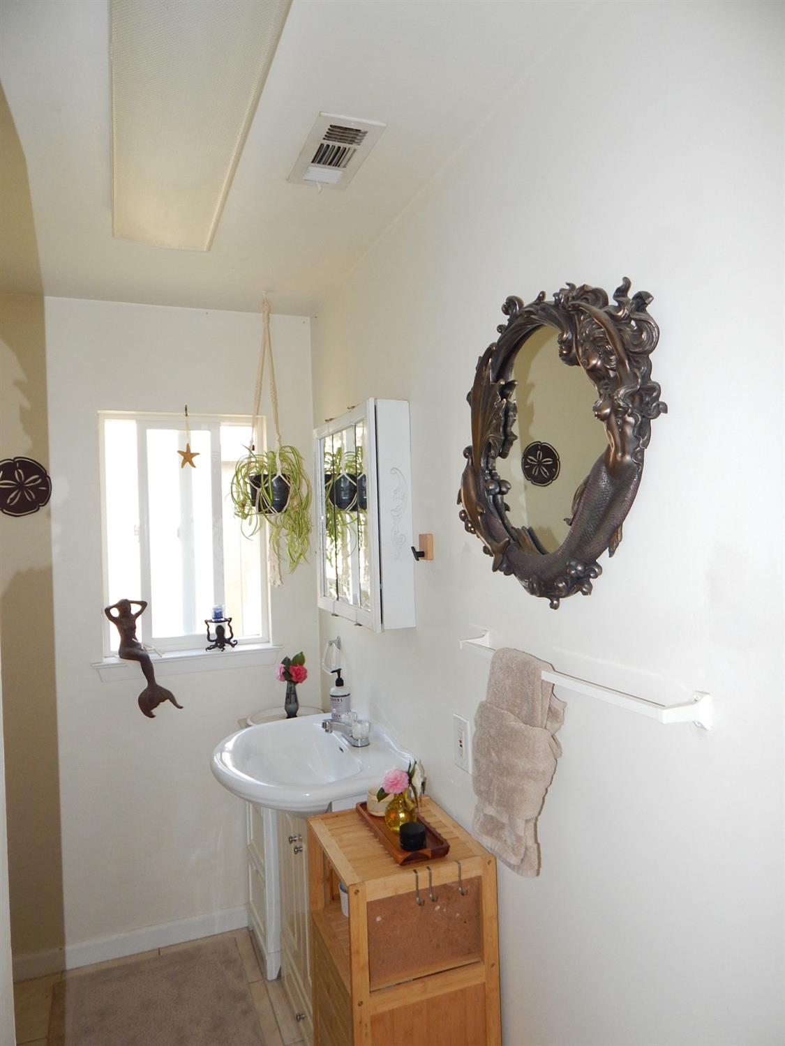 1717 Union Ridge Road Placerville, CA 95667 - Photo 47 of 55 a bathroom with a sink and mirror with bathtub