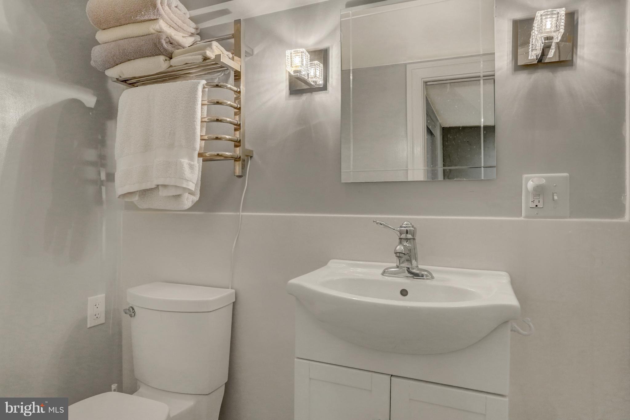 601 Harding Place Baltimore, MD 21211 - Photo 20 of 27 Lower level bath w/ heated towel rack
