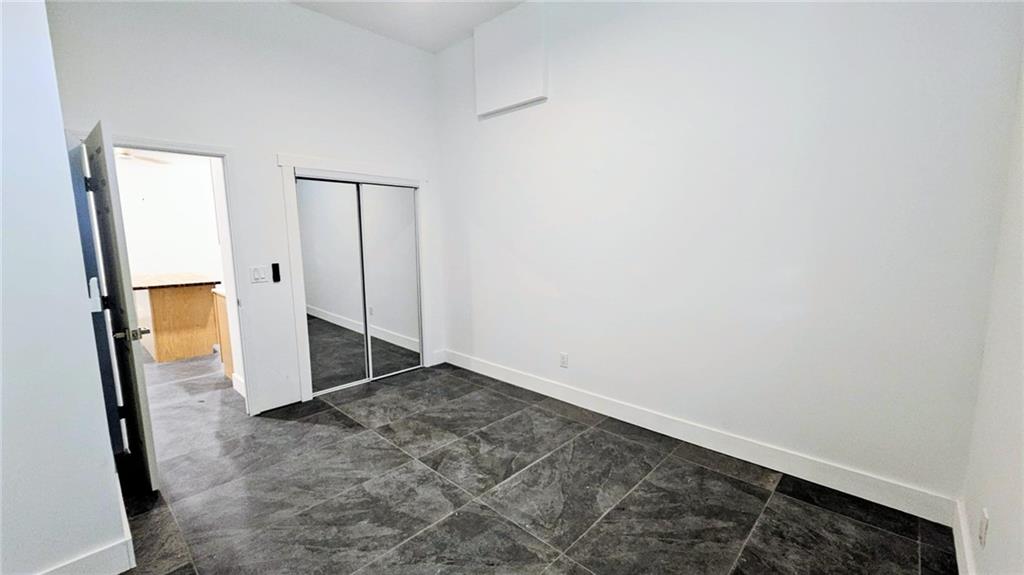 10505 Ash Rill Drive Alpharetta, GA 30022 - Photo 19 of 57 an empty room with a mirror