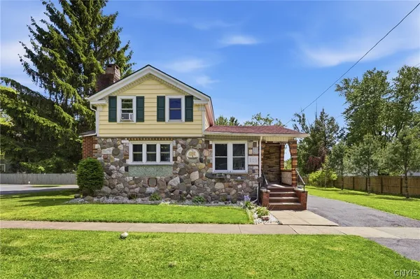 $295,000 | 505 4th Street, Liverpool, NY 13088