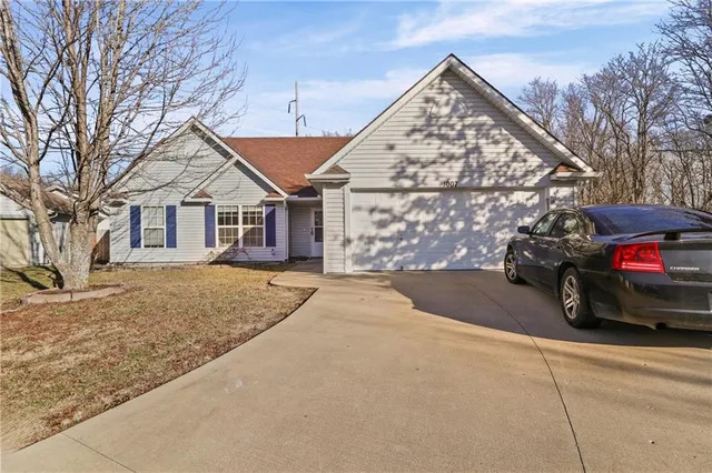 $290,000 | 1007 Southwest Blue Branch Drive, Grain Valley, MO 64029