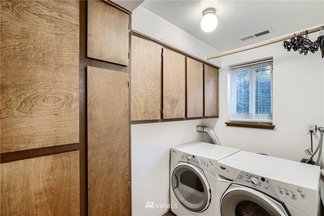 5445 17th Avenue Southwest Seattle, WA 98106 - Photo 16 of 19 a utility room with dryer and washer