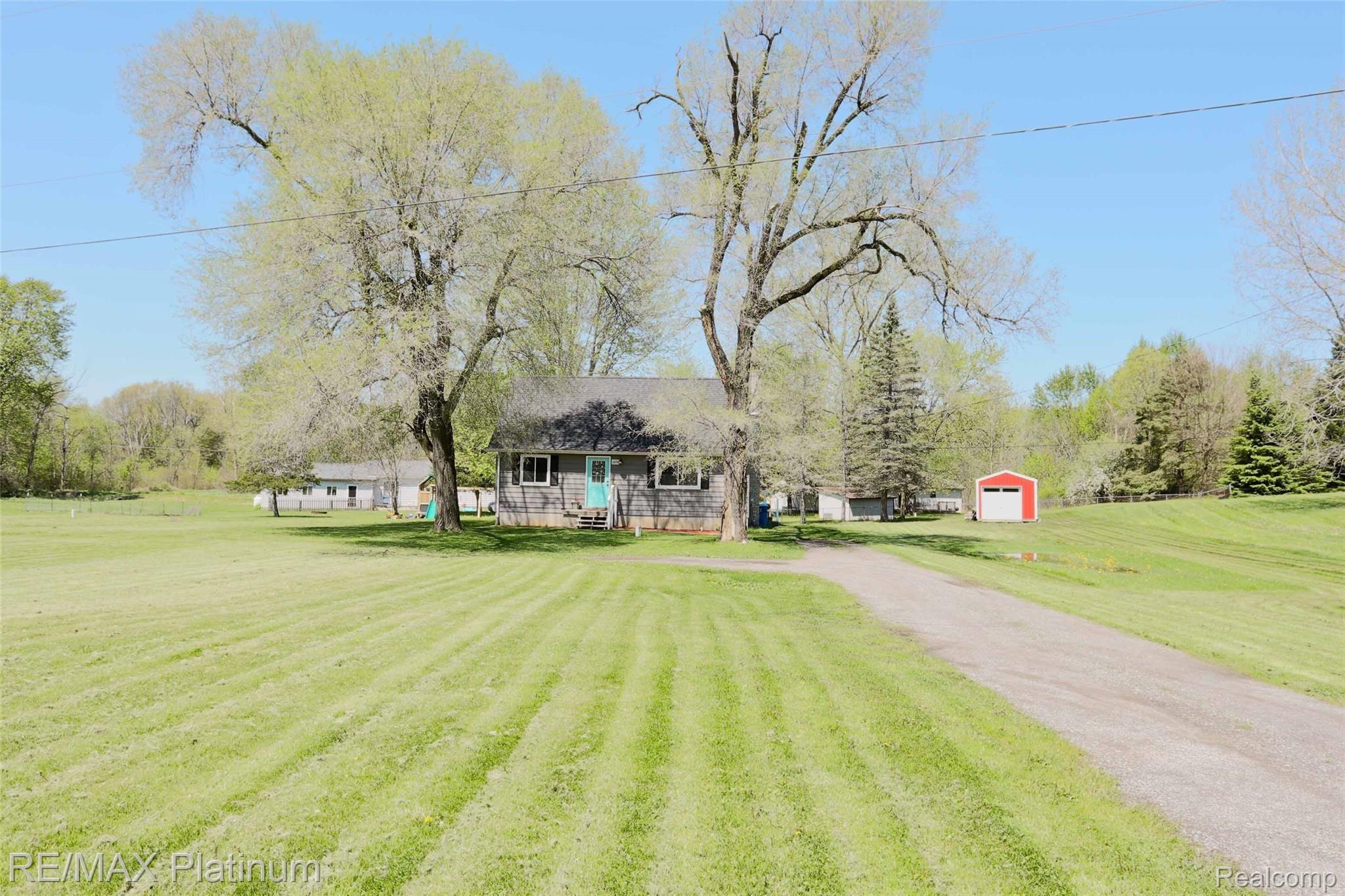 12174 Linden Road Linden, MI 48451 - Photo 2 of 19 IMG_9260.jpg