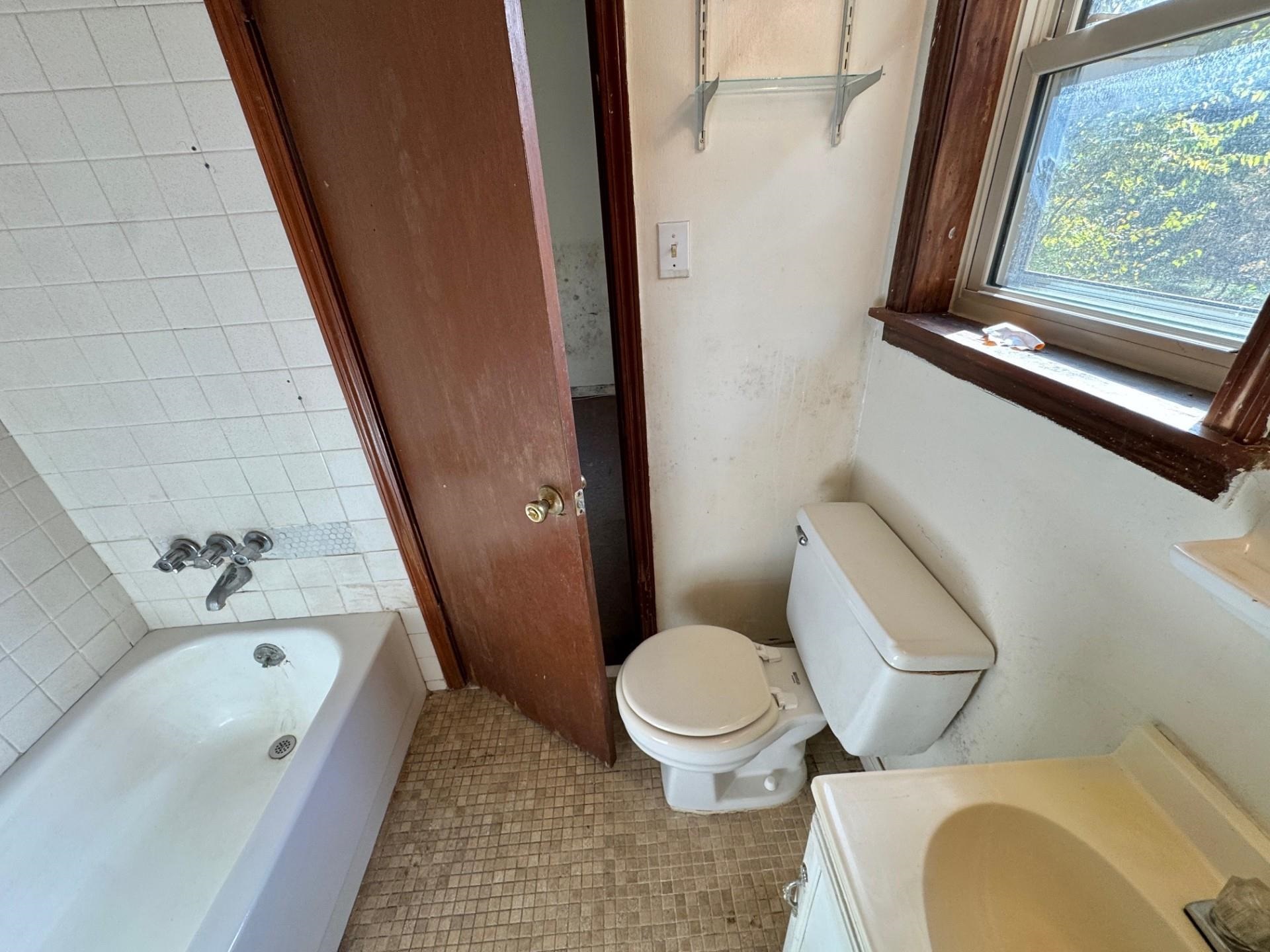 3085 Hoskins Road Memphis, TN 38111 - Photo 13 of 14 Full bathroom featuring a garden tub and vanity