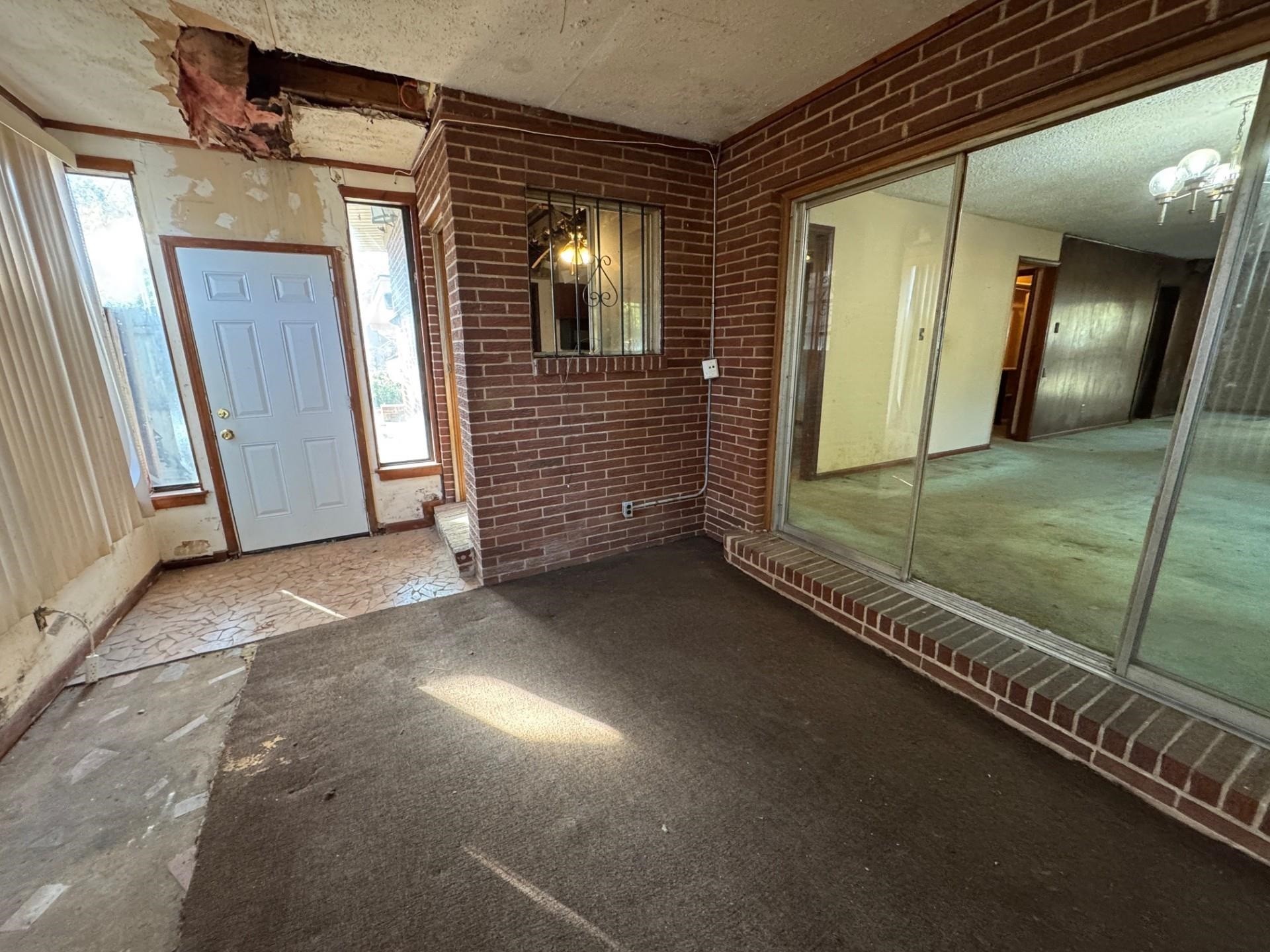 3085 Hoskins Road Memphis, TN 38111 - Photo 6 of 14 Foyer with brick wall