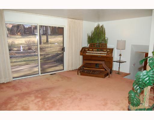 117 South Jamestown Road Coraopolis, PA 15108 - Photo 3 of 8 Living Room.