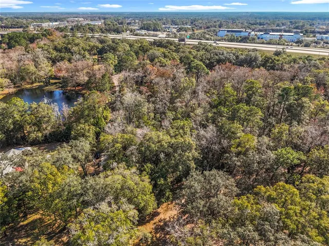 a sign that is sitting on a brick wall