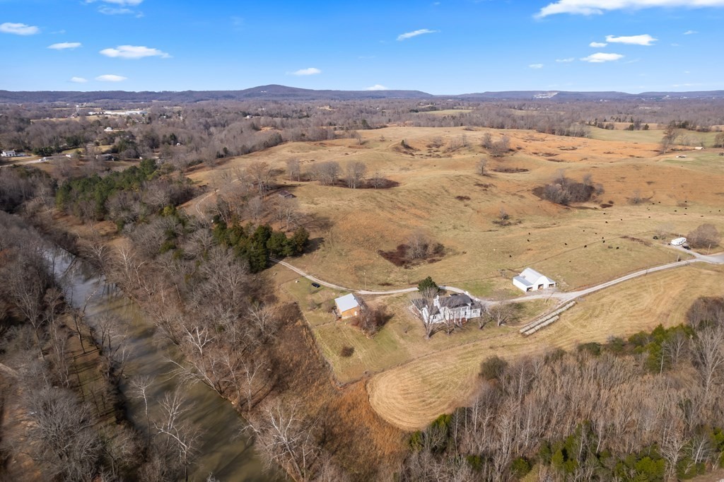 899 Messenger Road Sparta, TN 38583 - Photo 37 of 68 a view of city and ocean