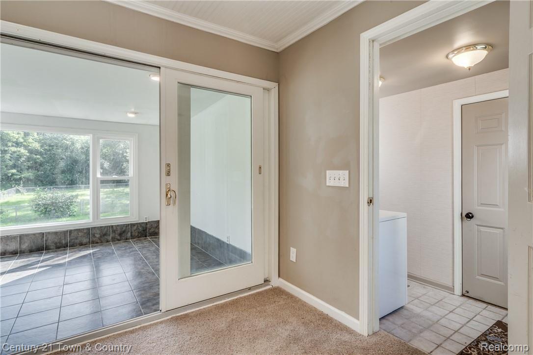 4100 Beach Road Troy, MI 48098 - Photo 23 of 54 Family Room 6.jpg