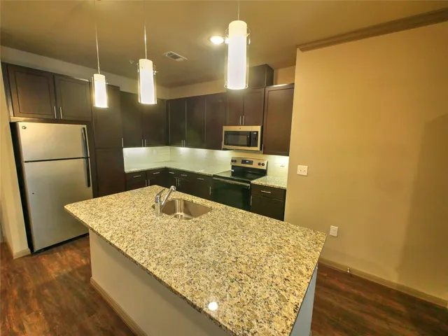 $1,900 | 5353 Space Center Boulevard, Unit B1, Pasadena, TX 77505